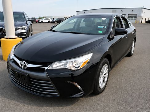Used 2017 Toyota Camry LE FWD image 1