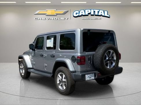 Used 2018 Jeep Wrangler Unlimited Sahara AWD/4WD image 3