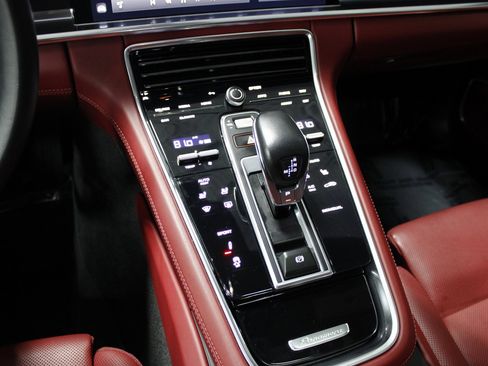Certified 2022 Porsche Panamera 4 Platinum Edition image 32