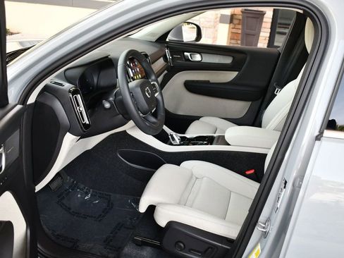 Used 2025 Volvo XC40 B5 Ultra image 14