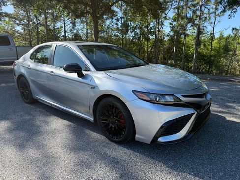 Used 2023 Toyota Camry SE image 3