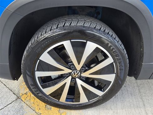 Used 2023 Volkswagen Taos SE w/ Panoramic Sunroof Package image 11