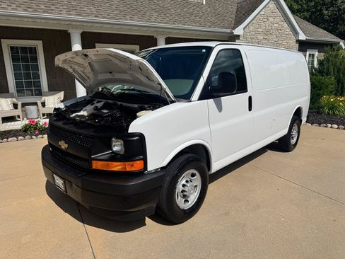 Used 2017 Chevrolet Express 2500 RWD image 21