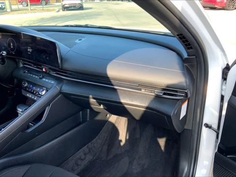 Certified 2025 Hyundai Elantra SEL image 19