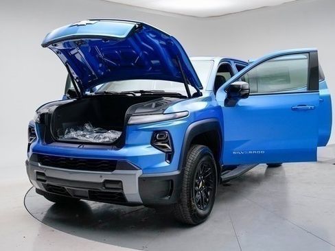 New 2025 Chevrolet Silverado EV LT image 17