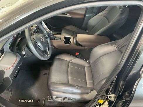 Used 2023 Toyota Venza Limited image 11