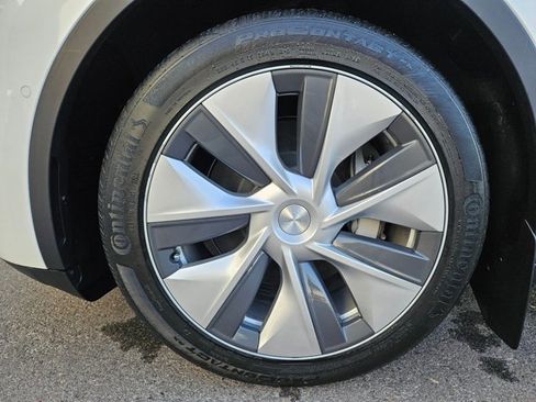 Used 2021 Tesla Model Y Long Range image 21