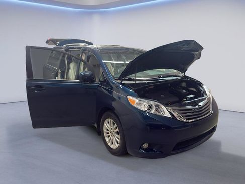 Used 2012 Toyota Sienna XLE w/ Entertainment Pkg FWD image 9