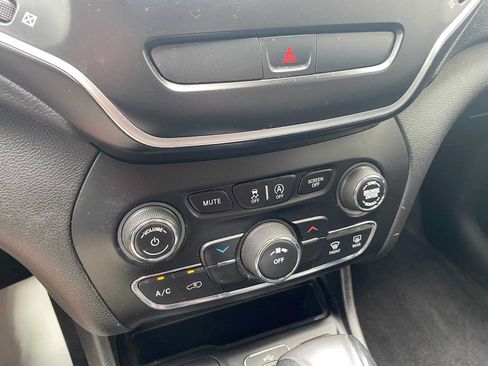 Used 2019 Jeep Cherokee Latitude Plus AWD/4WD image 25