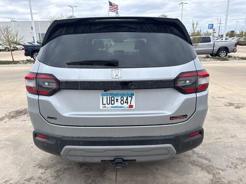 Used 2025 Honda Pilot TrailSport image 5