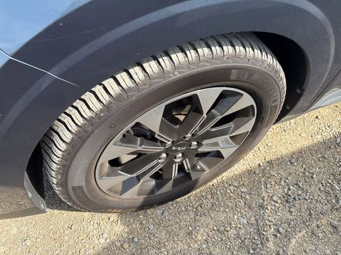 Used 2022 Kia Carnival EX image 2