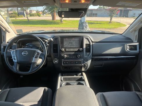 Used 2023 Nissan Titan SV w/ SV Convenience Package RWD image 9