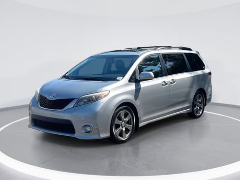 Used 2017 Toyota Sienna SE Premium FWD image 1