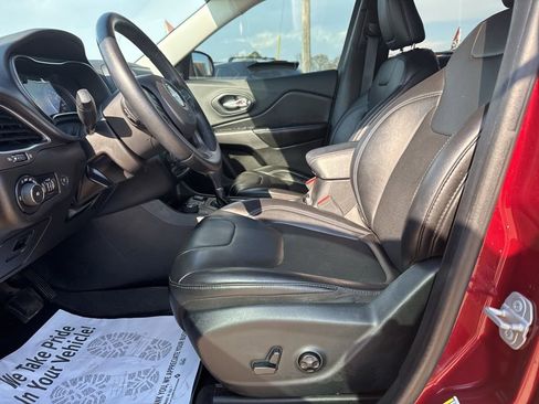 Certified 2019 Jeep Cherokee Latitude Plus w/ Comfort/Convenience Group image 7