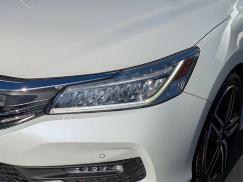 Used 2017 Honda Accord Touring image 9