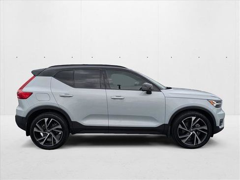 Used 2022 Volvo XC40 T5 R-Design w/ Protection Package Premier image 4