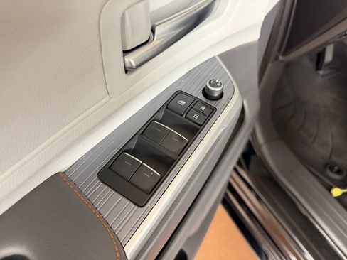 Used 2021 Toyota Sienna XSE AWD/4WD image 17