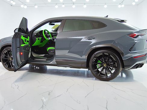 Used 2022 Lamborghini Urus AWD/4WD image 6