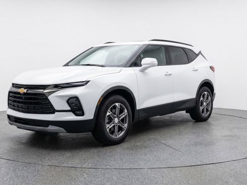 Used 2025 Chevrolet Blazer LT FWD image 3
