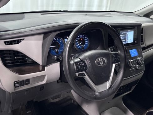 Used 2018 Toyota Sienna XLE Premium FWD image 9