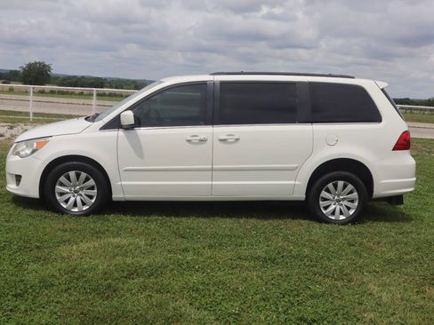 Used 2012 Volkswagen Routan SEL FWD image 13