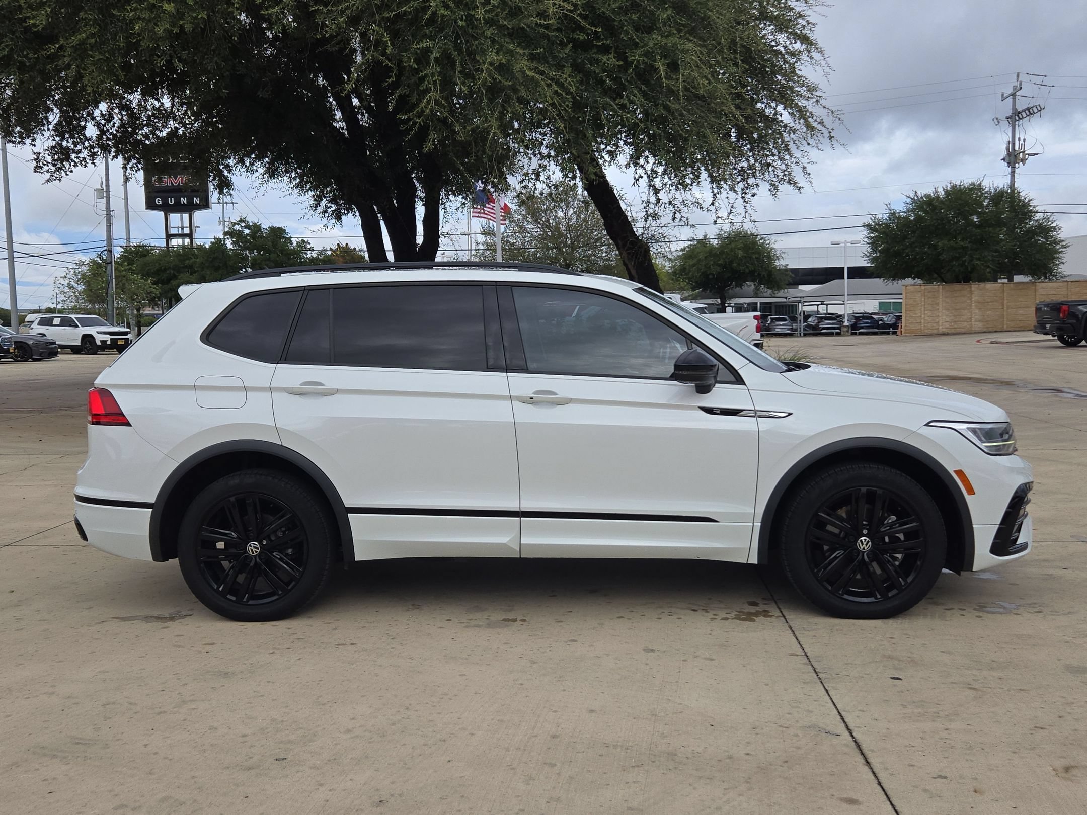 Used 2022 Volkswagen Tiguan SE R-Line FWD image 2