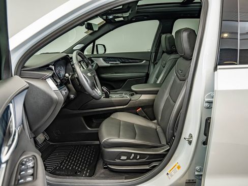Used 2025 Cadillac XT6 Premium Luxury w/ Technology Package AWD/4WD image 31