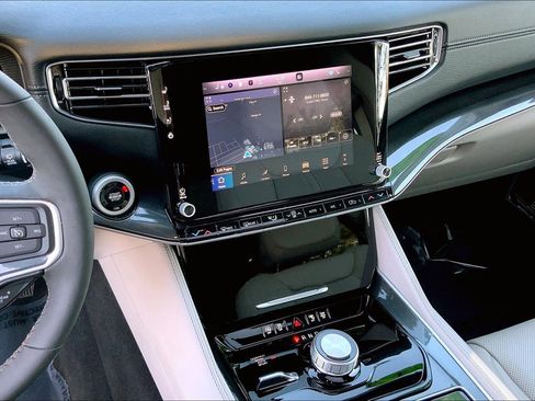 Certified 2024 Jeep Wagoneer 4WD w/ Premium Group I image 6