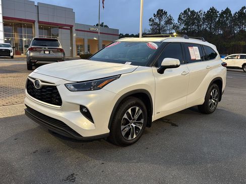 Certified 2022 Toyota Highlander XLE image 1