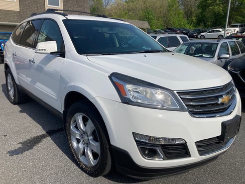 Used 2017 Chevrolet Traverse LT w/ Style and Technology Package image 3