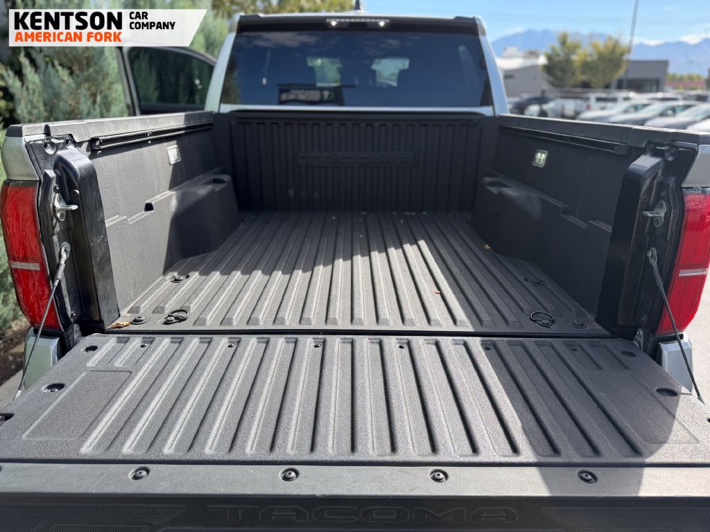 Used 2025 Toyota Tacoma SR5 AWD/4WD image 32