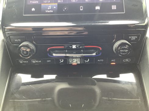 Used 2022 Jeep Grand Cherokee Altitude AWD/4WD image 17