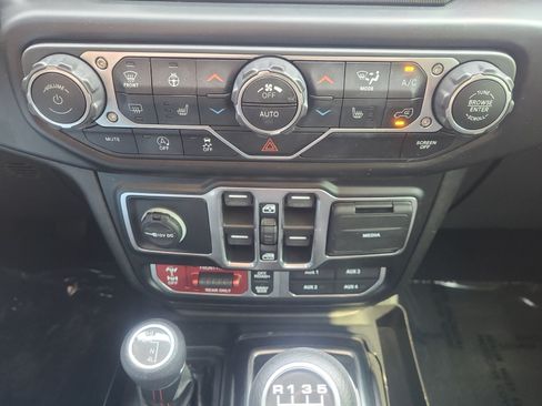 Used 2022 Jeep Wrangler Unlimited Rubicon w/ LED Lighting Group AWD/4WD image 30