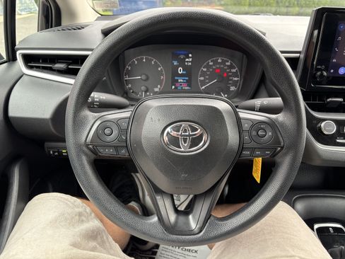 Used 2025 Toyota Corolla LE FWD image 17