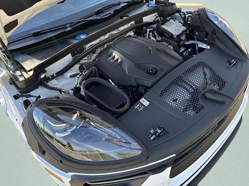 Certified 2025 Porsche Macan image 22