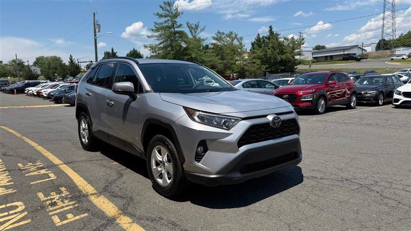 Used 2020 Toyota RAV4 XLE w/ Convenience Package FWD image 3