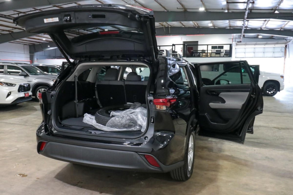 Used 2022 Toyota Highlander LE FWD image 27