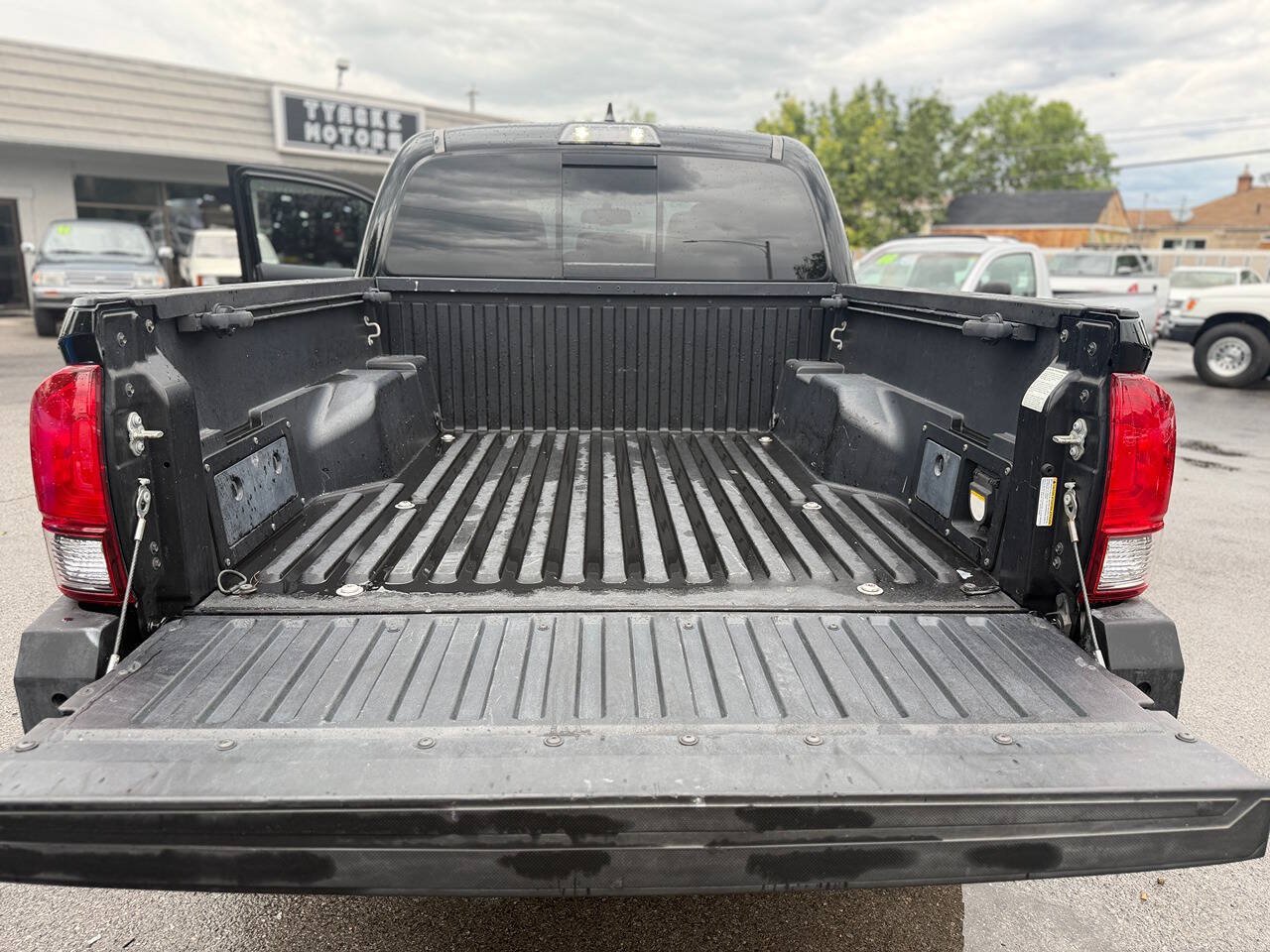 Used 2017 Toyota Tacoma TRD Sport w/ Premium & Technology Package AWD/4WD image 60