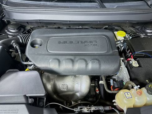 Used 2021 Jeep Cherokee Latitude Plus FWD image 9