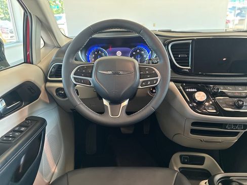 Used 2024 Chrysler Pacifica Touring-L AWD/4WD image 13