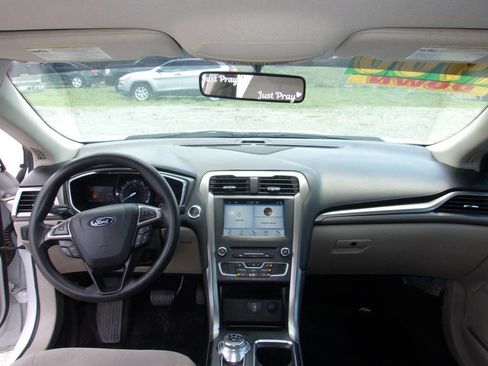 Used 2017 Ford Fusion SE w/ Fusion SE Technology Package FWD image 11