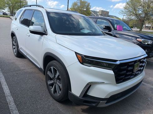 Used 2025 Honda Pilot Elite image 3