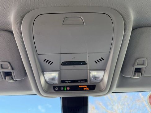 Used 2024 GMC Terrain SLT image 18