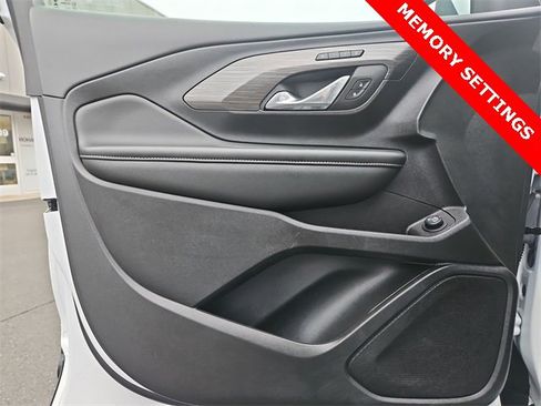 Used 2024 GMC Terrain SLT image 22