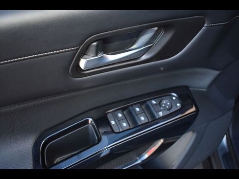 Used 2022 Nissan Pathfinder SV image 19