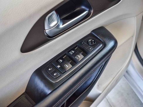 Used 2018 Chrysler Pacifica Touring-L image 19