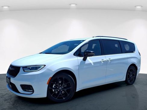 Used 2025 Chrysler Pacifica Limited FWD image 1
