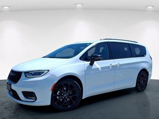 Used 2025 Chrysler Pacifica Limited FWD video 1