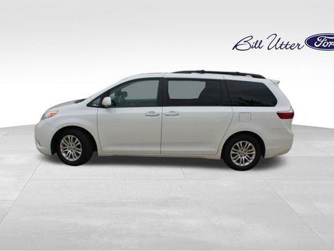 Used 2017 Toyota Sienna XLE Premium FWD image 8