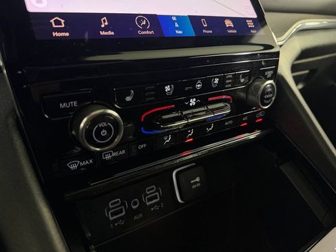 Used 2023 Jeep Grand Cherokee Overland AWD/4WD image 34